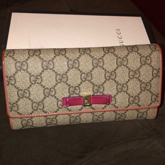 Gucci Handbags - Authentic Gucci wallet